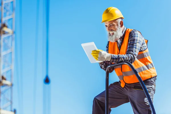 Trabajador de la construcción usando tableta digital — Foto de Stock