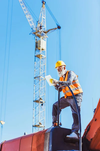 Construction worker using digital tablet — Stock Photo, Image