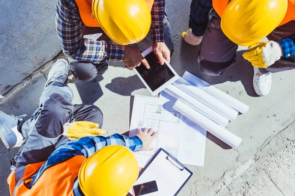 Trabalhadores da construção discutindo planos de construção — Fotografia de Stock