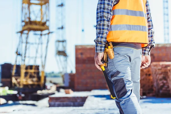 Werknemer in reflecterend vest op bouwplaats — Stockfoto