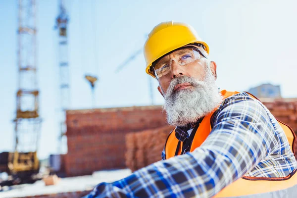 Worker in protective wear at construction site — Stock Photo, Image