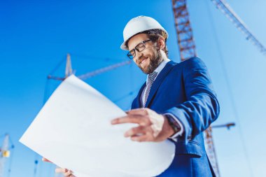 İşadamı işçisi inceleyerek planları Bina içinde