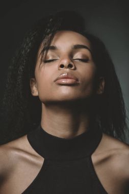Kapalı gözlerle Afro-Amerikan kız