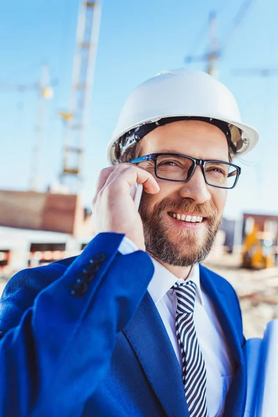 Бізнесмен говорить по телефону на будівельному майданчику — стокове фото