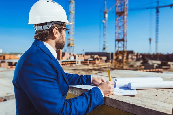 Zakenman die werken op de bouwplaats — Stockfoto