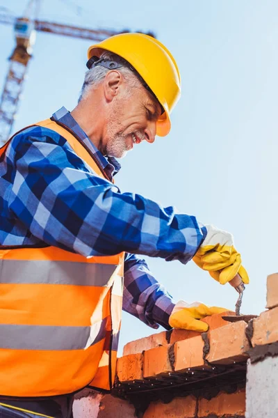 Trabajador de la construcción colocación de ladrillos — Foto de Stock