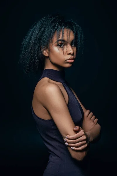 Çapraz kolları olan Afro kız — Stok fotoğraf