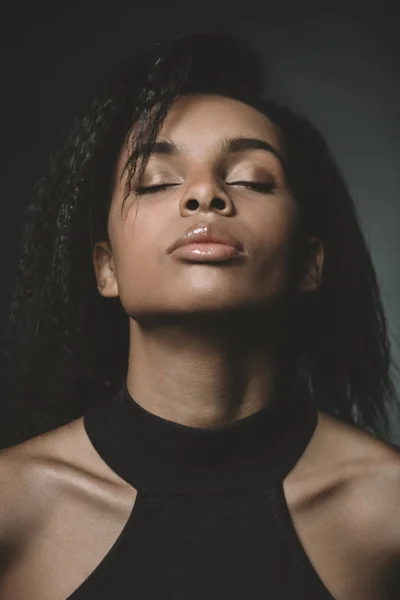 Kapalı gözlerle Afro-Amerikan kız — Stok fotoğraf