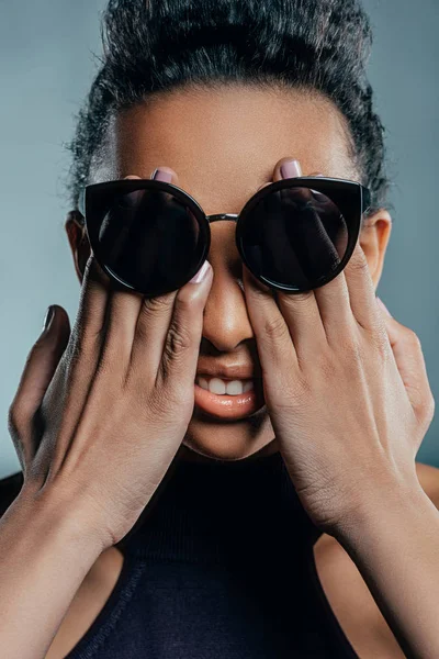 Chica cerrando ojos bajo gafas de sol — Foto de Stock