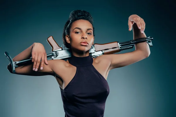 Girl posing with rifle — Stock Photo, Image