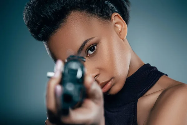 African american girl with rifle — Stock Photo, Image