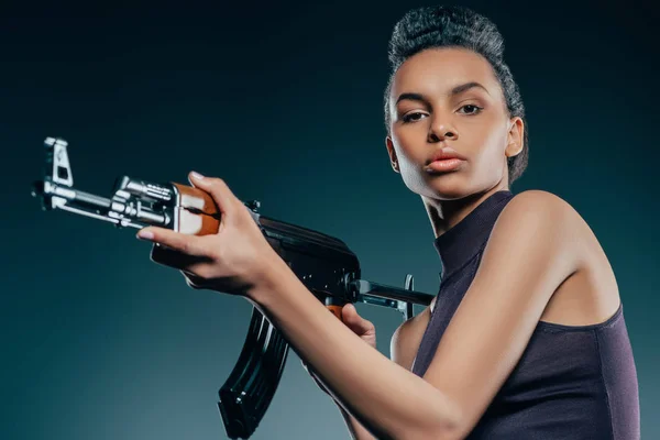 Fashionable african american girl with rifle — Stock Photo, Image