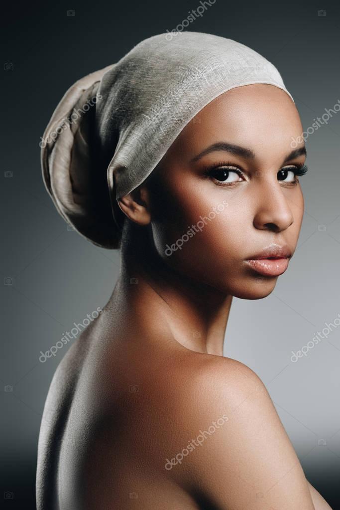 Weißer mann aus afrikanischen mädchen