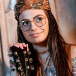 Hippie menina com guitarra acústica