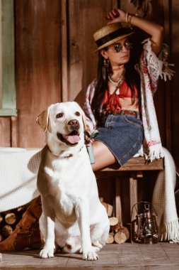 kadın ile köpek boho tarzında