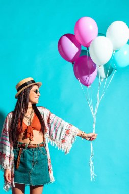 Renkli balonlar tutan hippi kadın 