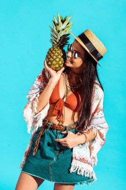hippi kız holding ananas 