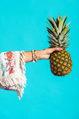 bohem kız ananas elinde tutan