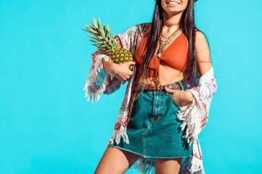 bohem kız holding ananas 