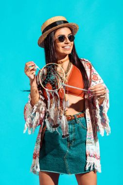 bohem kız holding dreamcatcher