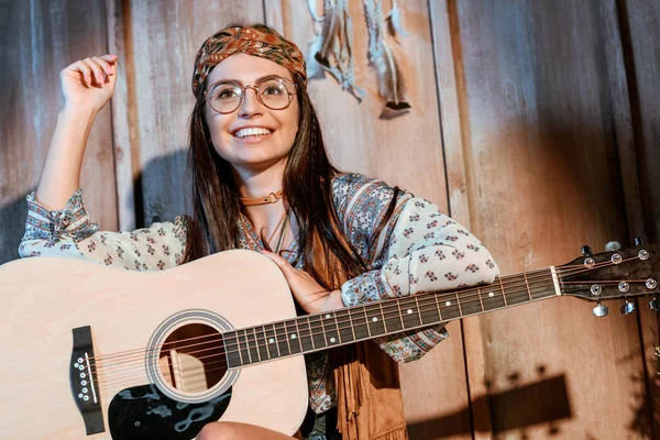 Chica hippie con guitarra acústica — Foto de Stock
