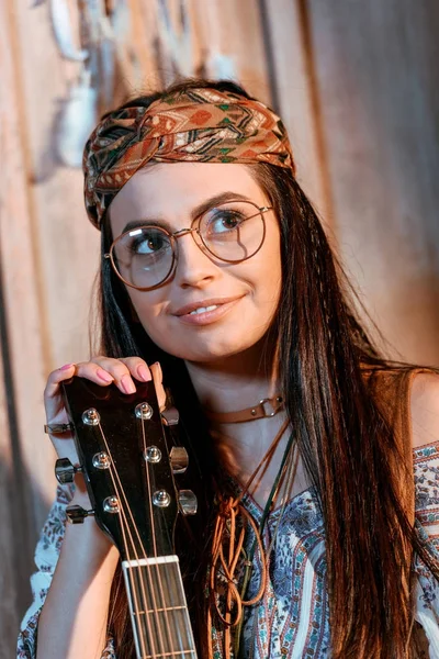 Hippie menina com guitarra acústica — Fotos gratuitas