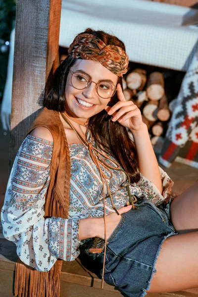 Χαμογελώντας μποέμ κορίτσι με τα γυαλιά — Δωρεάν Φωτογραφία