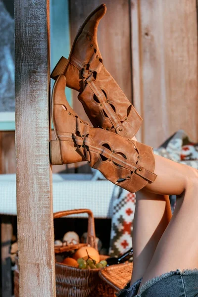 Hippi barna cipő női lábak — Stock Fotó