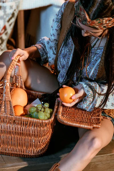 Mujer bohemia sosteniendo naranja — Foto de stock gratis