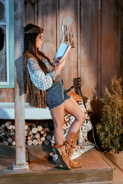 Žena v boho stylu čtení knihy — Stock fotografie