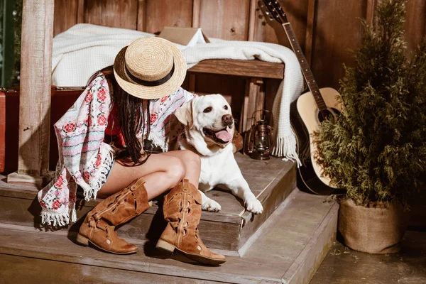 Kvinna i boho stil med hund — Stockfoto