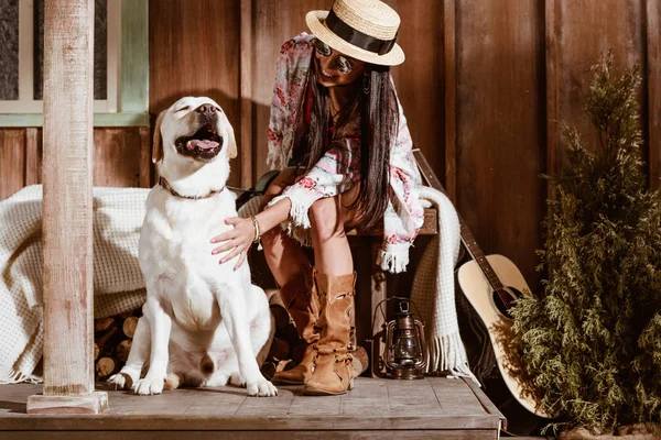 Nő a boho stílus petting kutya — Stock Fotó