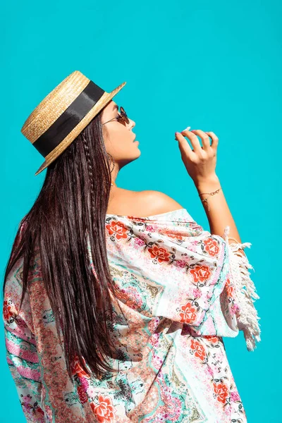 Chica fumando cigarrillo — Foto de Stock