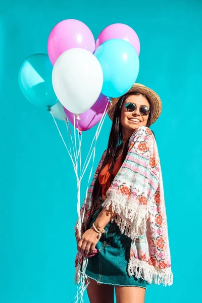 Hippie dívka drží barevné balónky — Stock fotografie