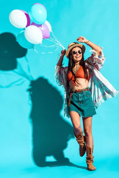 Bohème-Frau tanzt mit bunten Luftballons — Stockfoto