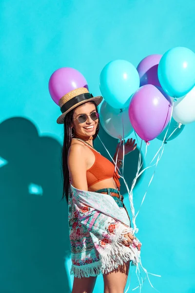 Hippie vrouw met ballonnen — Stockfoto