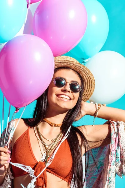 Renkli balonlar tutan hippi kadın — Stok fotoğraf