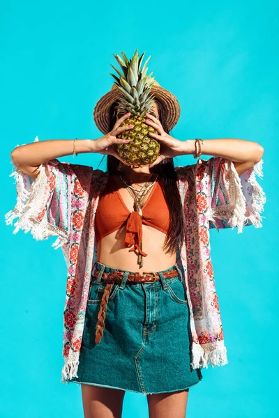 Hippie kvinna täcker ansikte med ananas — Stockfoto