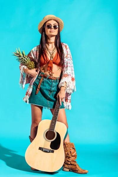 Girl standing with pineapple and guitar — Stock Photo, Image