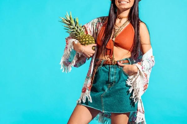 Bohemian girl holding pineapple — Stock Photo, Image