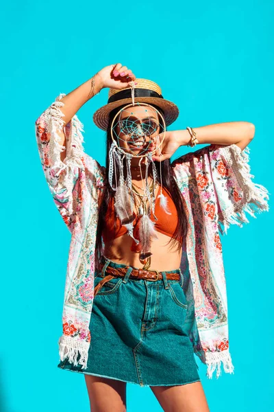 Boêmio menina segurando dreamcatcher — Fotografia de Stock