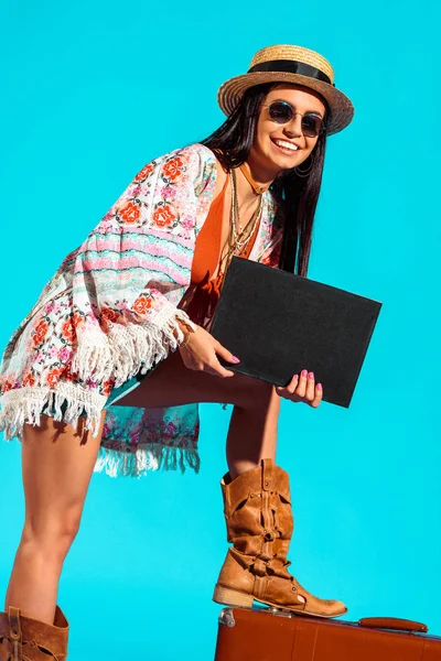 Hippie touriste avec tableau noir et valise — Photo