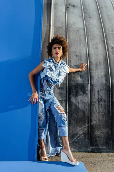 Afro meisje in denim kleding — Stockfoto