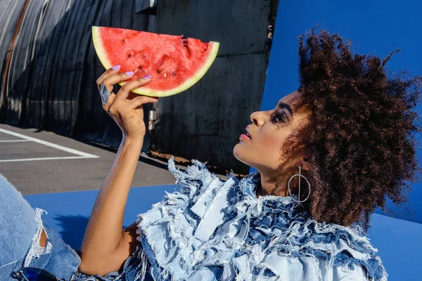 Afro flicka poserar med skiva vattenmelon — Stockfoto