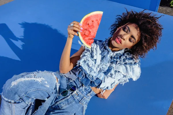 Meisje met plak watermeloen — Stockfoto