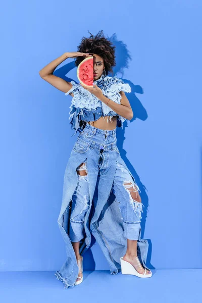 Model posing with watermelon slice — Stock Photo, Image