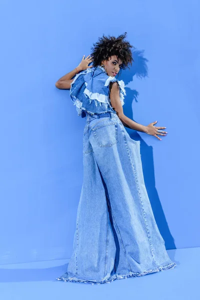 Ragazza alla moda in abiti di denim — Foto Stock