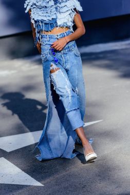 Kız kot pantolon moda çekimi için poz