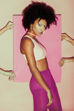 çekici Afro-Amerikan modeli