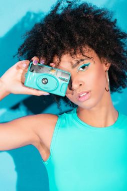 afro model fotoğraf makinesi ile poz